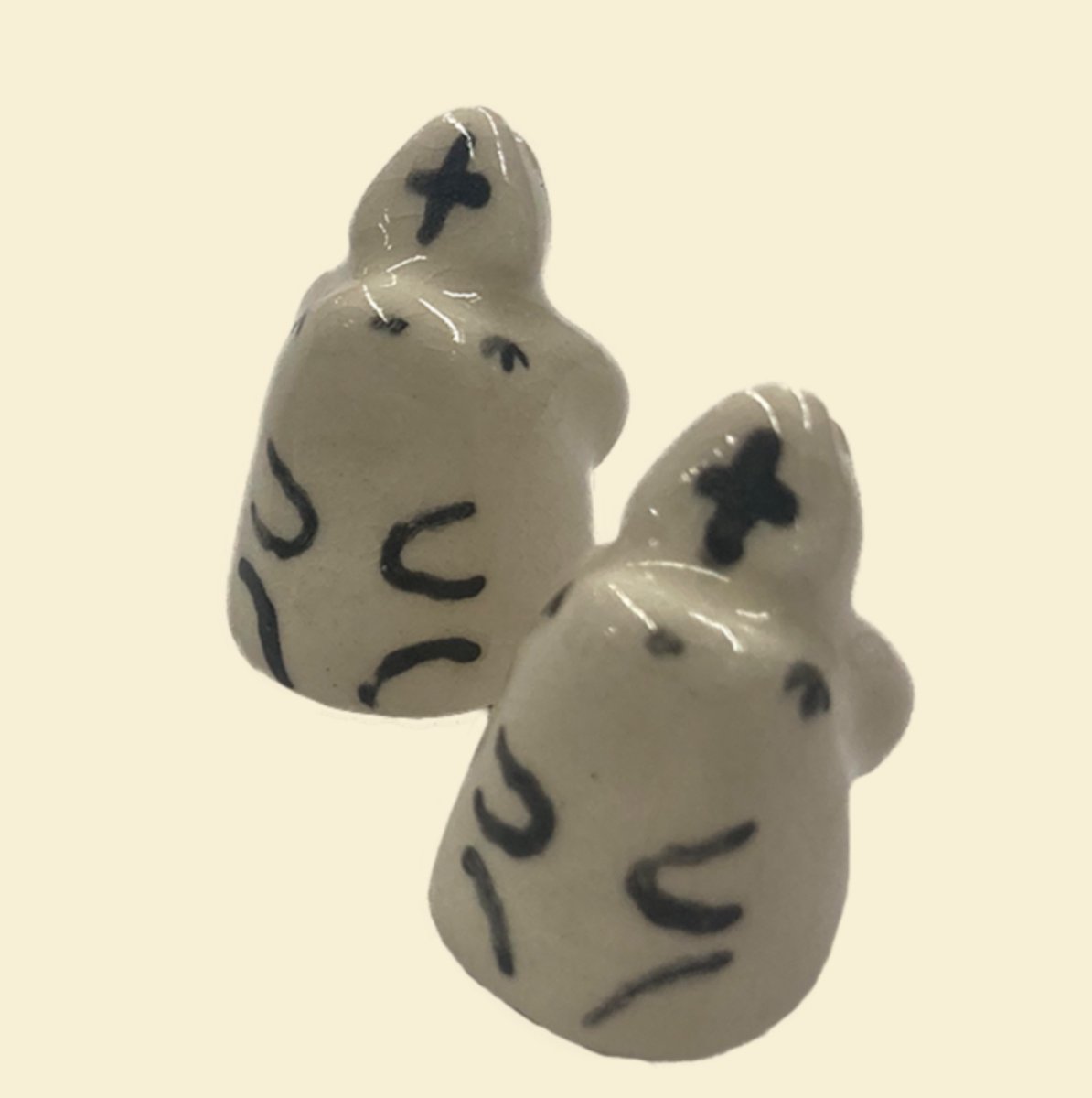 AiriTree's tweet photo. Bunny Ceramic Chess Set (pt 1) https://t.co/sNsqlOyQil
