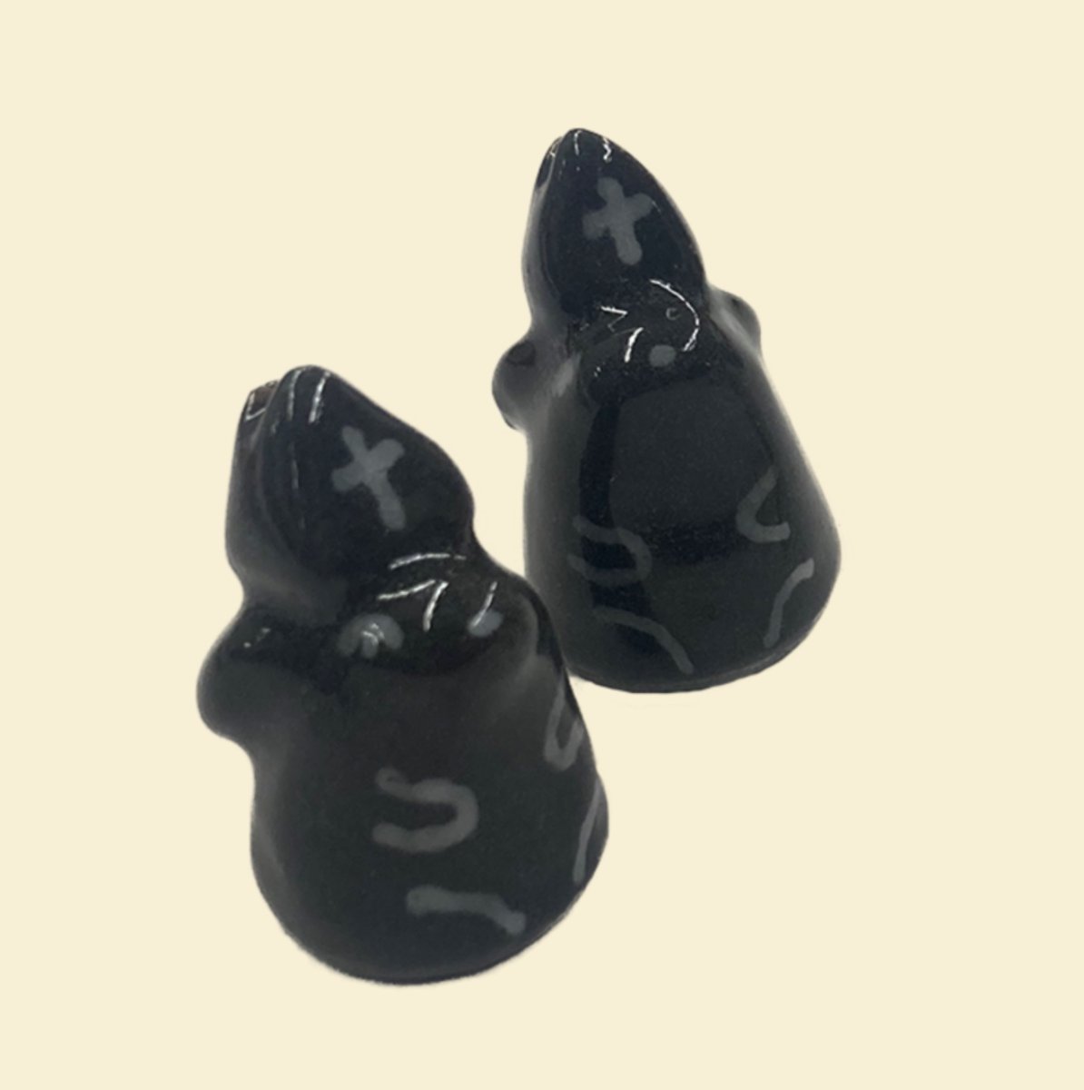 AiriTree's tweet photo. Bunny Ceramic Chess Set (pt 1) https://t.co/sNsqlOyQil