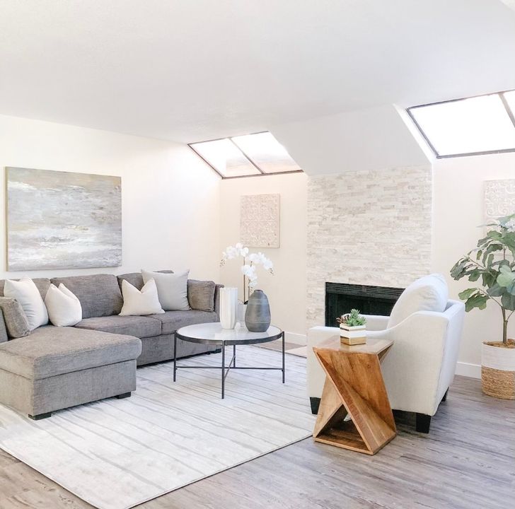 morfurniture's tweet image. Let the sunshine in! Embrace the serenity of this living room space with the Vivian Pullout Sofa Chaise. It's the perfect piece for lounging, storage, and sleeping 😴 #sofas #sofachaise #storage

Shop The Vivian Pullout Sofa Chaise: cur.lt/zpeo0vd5e