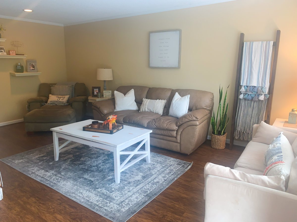 TowneClubCondos's tweet photo. Still trying to decide on where to live next semester? Give us a call today to see what we have available! We know you'd love living here. 🤗 https://t.co/4W83klF1sP