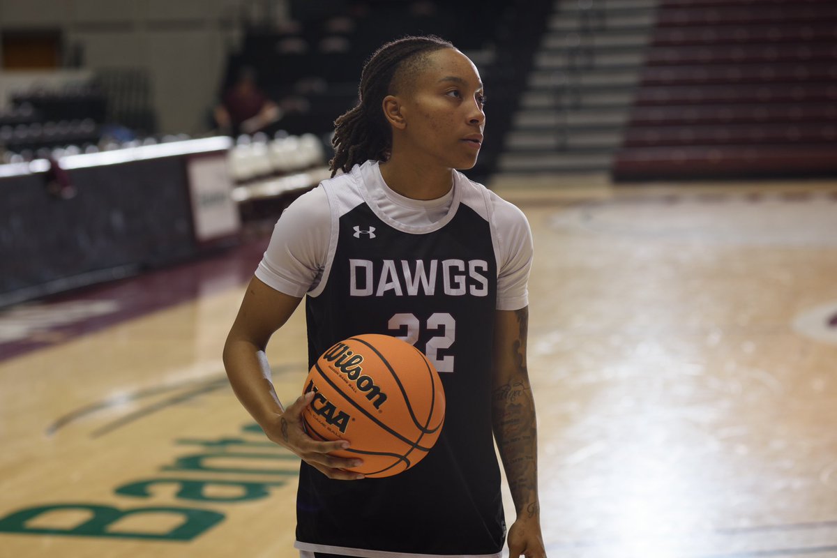 SIU_WBasketball's tweet photo. 𝐌𝐢𝐝𝐰𝐞𝐞𝐤 𝐖𝐨𝐫𝐤 📸

#Salukis https://t.co/Jei3xnQ6kY