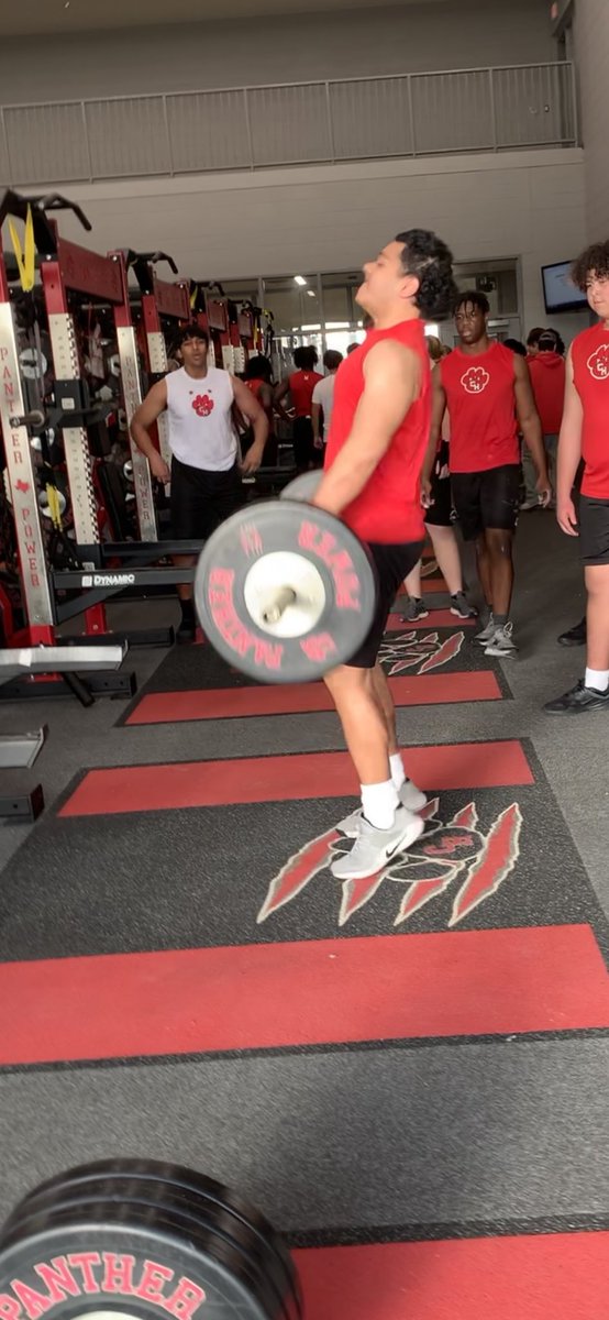 The #freakfactory was a little dirty so @CHHS_FOOTBALL had to do some “cleaning” today!!! These kids continue to impress!! @DeMariusLogan leads w/ 295lbs!!! His twin brother isn’t far behind w/ 265lbs! @BrysonBurgess6 cleaned (275) 100lbs+ over his BW!! 15 in all at 225lbs+