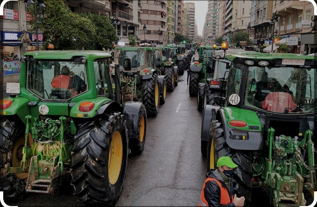 funez1331's tweet photo. Donde estabas entonces, cuando el sector del Taxi lo sufrió solo,sin apoyos d otros sectores,ante la Uberizacion d los sectores.16 largos días en la Castellana,y mientras tanto algunos callados y sobreviviendo de la miseria.Plataformas q vienen a llevarse el 30% de tu pastel. https://t.co/5cLMvxx0eW
