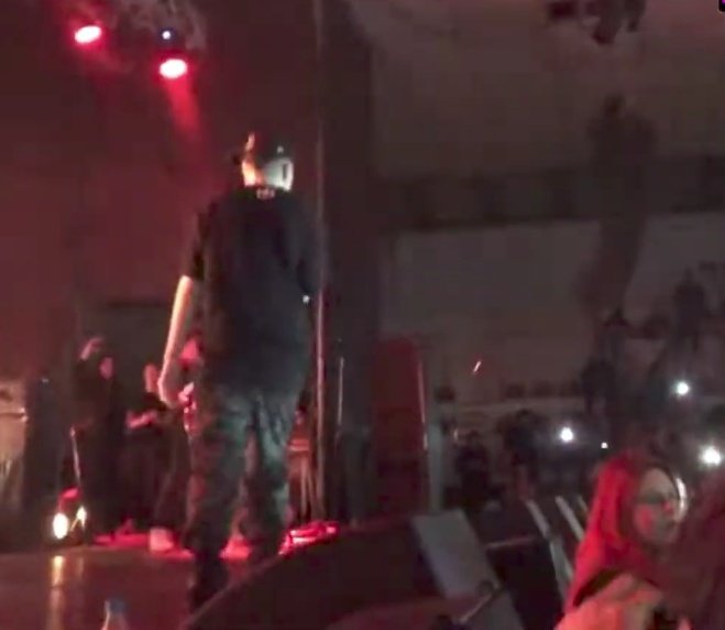Tengo que agradecerle a la mina de rojo que me salvó la vida en el show de lit JAJAJJAJA