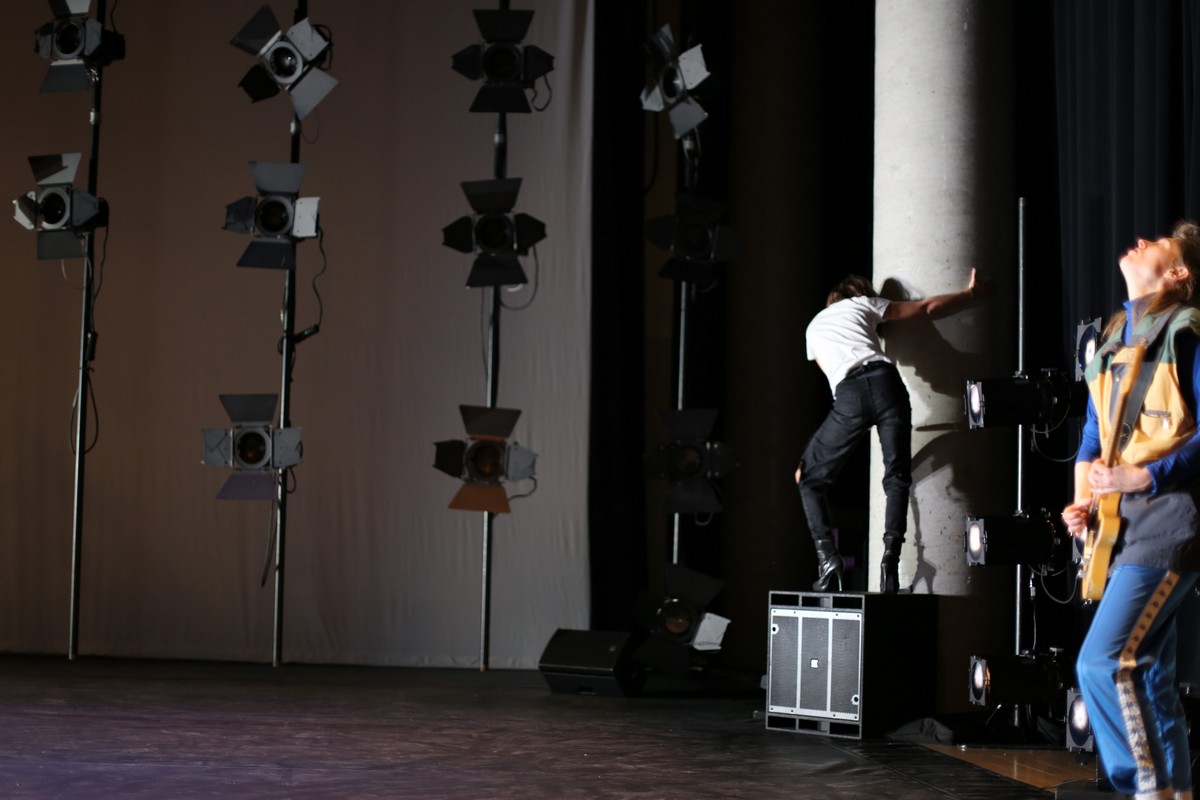 QGCulturel's tweet photo. Voici l'entrevue de notre critique danse Emmalie Ruest pour le spectacle FALLA,  à @tangentedanse  du 22 au 25 fév :
https://t.co/xq5aHadoDc
Sur les photos:
Julia B. Laperriere, chorégraphie et interprétation
Lucie Vigneault, Oeil extérieur 
Pia Achternkamp, Son et performance https://t.co/U2MbolAtkF