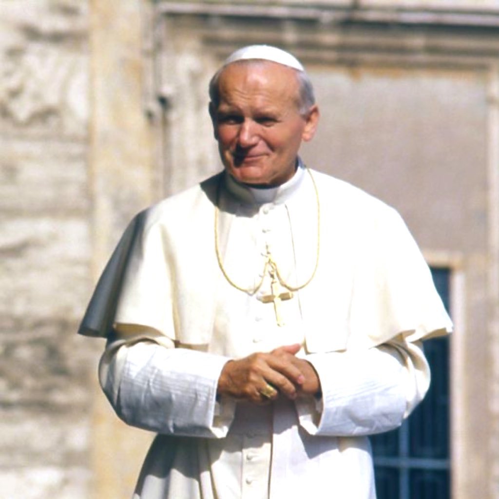 RosaryMum's tweet photo. “To pray the Rosary is to hand over our burdens to the merciful hearts of Christ and His mother.”

St. Pope John Paul II https://t.co/DLlYESUAUl