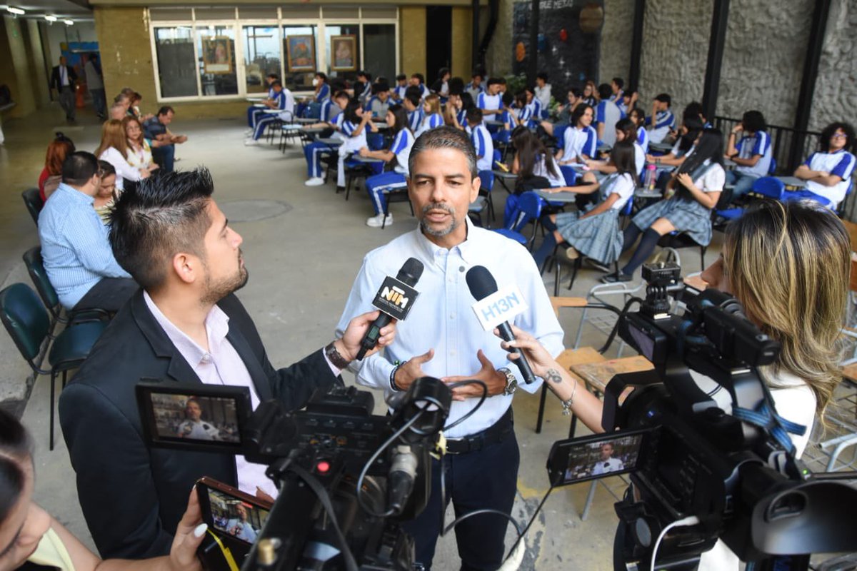 LuisGPatino's tweet photo. Gracias a @MicroempresaCol por la donación de 500 sillas que beneficiarán a los estudiantes de 5 instituciones educativas oficiales de Medellín. La cooperación entre lo público y lo privado nos permite cumplir sueños y propósitos que son de toda la ciudad ✏️💭🖍

@FicoGutierrez https://t.co/WjAOwDUsH2