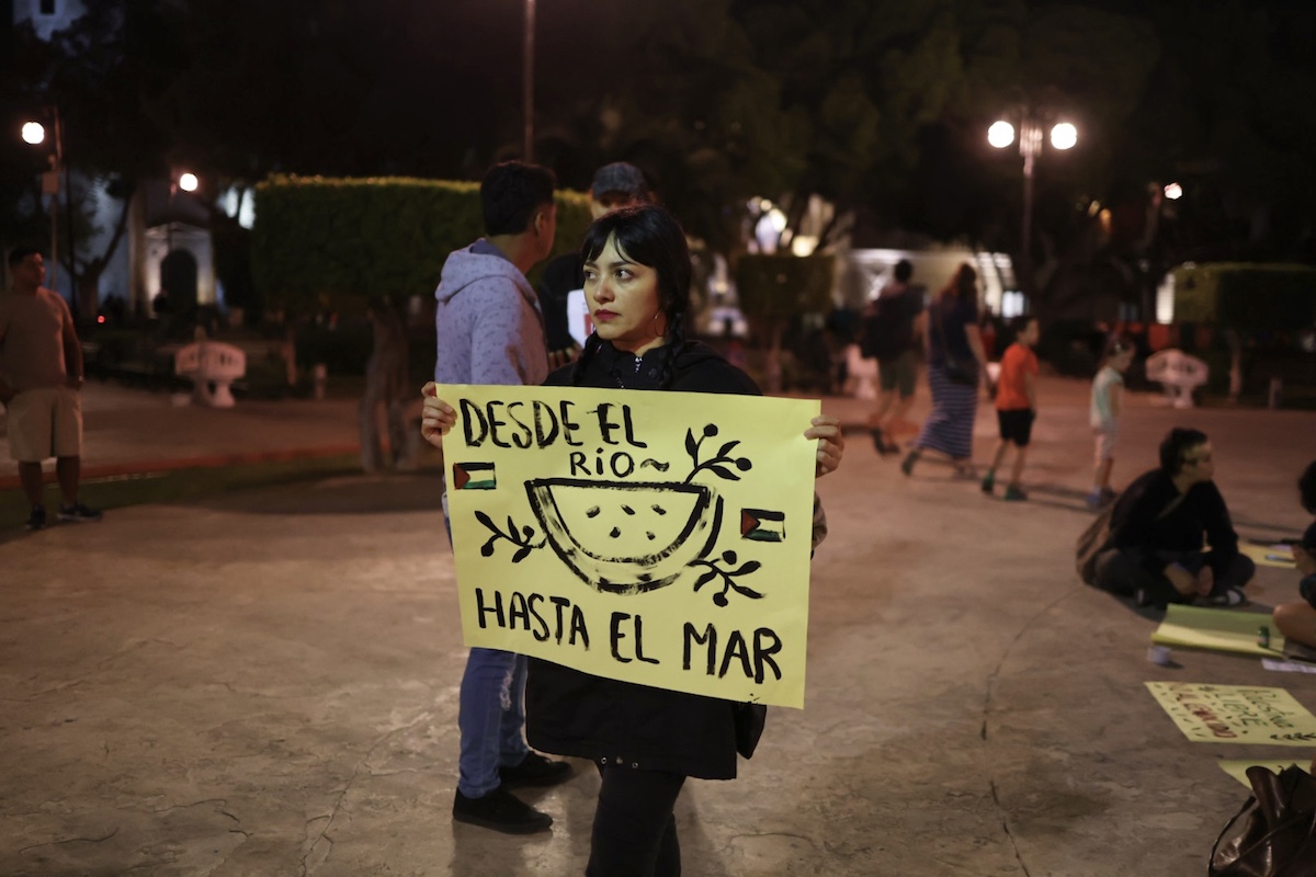 HazRuidoYuc's tweet photo. De nuevo, Mérida alza la voz contra el genocidio en Palestina

Un grupo de jóvenes protestó anoche en la Plaza Grande para exigir un alto al ataque de Israel que ha provocado la muerte de 12 mil niñas y niños https://t.co/lV5ZyC60zK

📸 @lorenzochp https://t.co/D0puCNhcjB