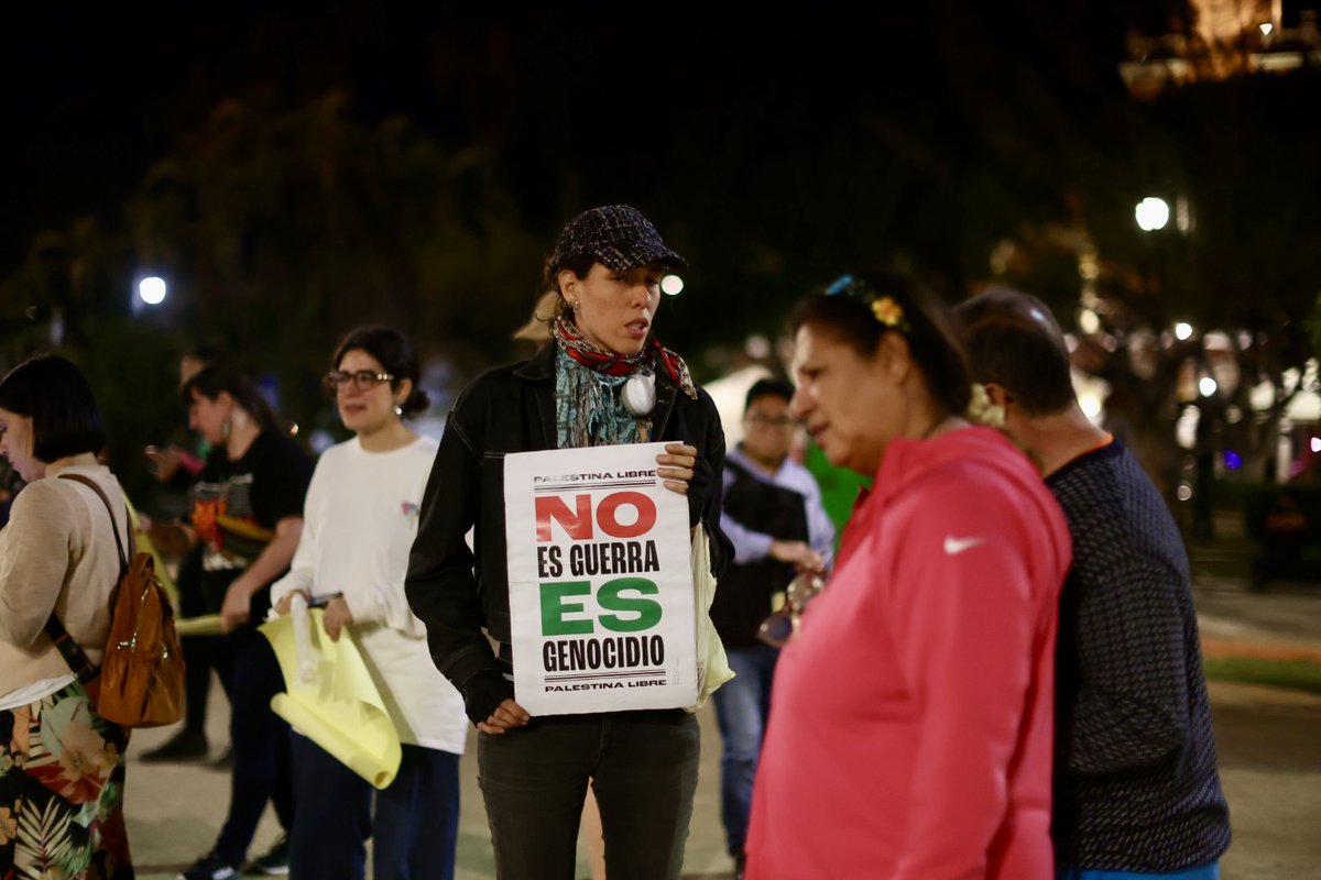 HazRuidoYuc's tweet photo. De nuevo, Mérida alza la voz contra el genocidio en Palestina

Un grupo de jóvenes protestó anoche en la Plaza Grande para exigir un alto al ataque de Israel que ha provocado la muerte de 12 mil niñas y niños https://t.co/lV5ZyC60zK

📸 @lorenzochp https://t.co/D0puCNhcjB