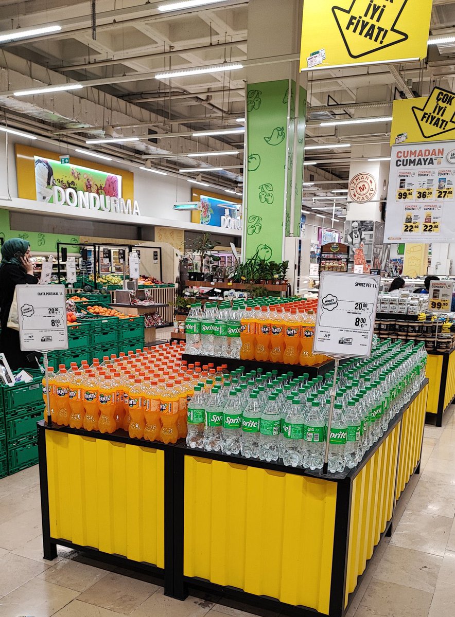 Migros mağazalarında boykot sürecinde satışlarının düştüğü tahmin edilen Coca Cola ürünlerinde büyük indirim yapılıyor.
Fanta ve Sprite markalı ürünlerin litrelik şişeleri 20 lira yerine 8 liraya satılırken, indirim "Cuma'dan Cuma'ya" kampanyasıyla duyuruluyor.
<a href="/Migros_Turkiye/">Migros Türkiye</a>