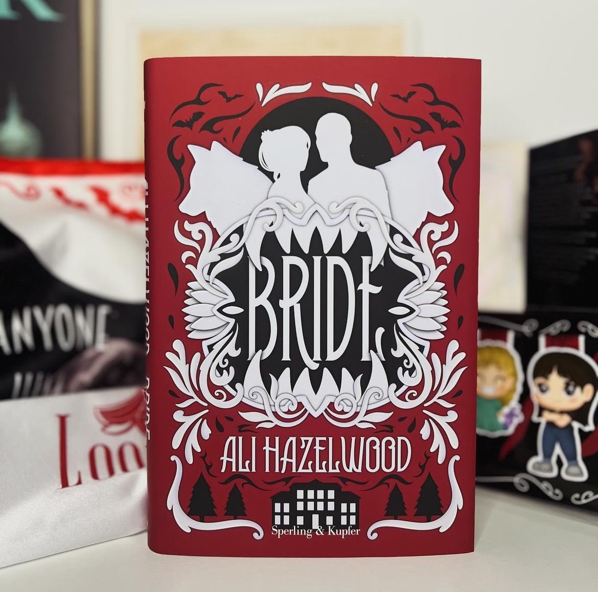 satellitesbooks's tweet photo. THE ITALY EDITION OF BRIDE BY ALI HAZELWOOD COMES WITH A REVERSIBLE DUST JACKET TOO AND IT’S STUNNING I WANT IT https://t.co/qFvrRgXBwr