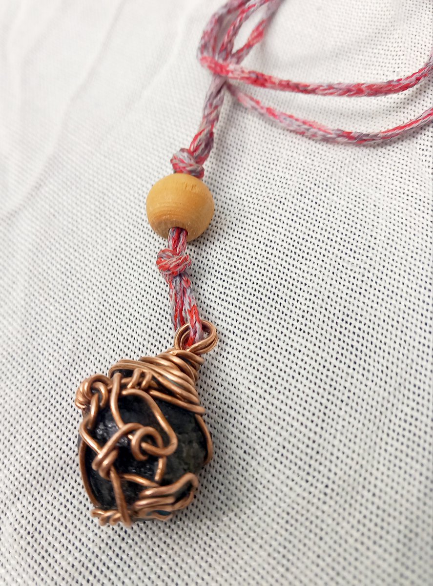 AlcoolBen's tweet photo. #Fricchettoneindiano #Fricchettoneindiano_i2 #Fricchettoneindiano_i3 #amuleto #portafortuna #pietra #collana #indios #artemwing #ArtisticExpression #Artemisa #artemwing #ArtistOnTwitter #pendenti #fondo #sculpture #pittura #ciondoli #mare #lago #fiume #artemije #arteka37 #arte #i https://t.co/hG6BxVPS9R