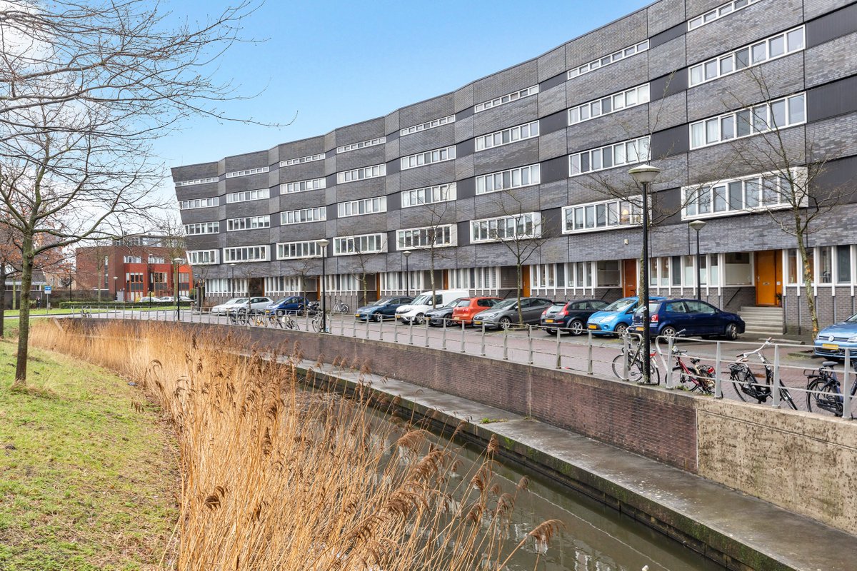Nieuw in Verkoop! #Amsterdam, #Nieuw-West De Aker!  Gezinswoning met 4 verdiepingen, ca 140 m2 woonoppervlakte, achtertuin op het zuiden. Erfpacht eeuwigdurend, Canon afgekocht tot 2047. Richtprijs 675.000 k.k.
