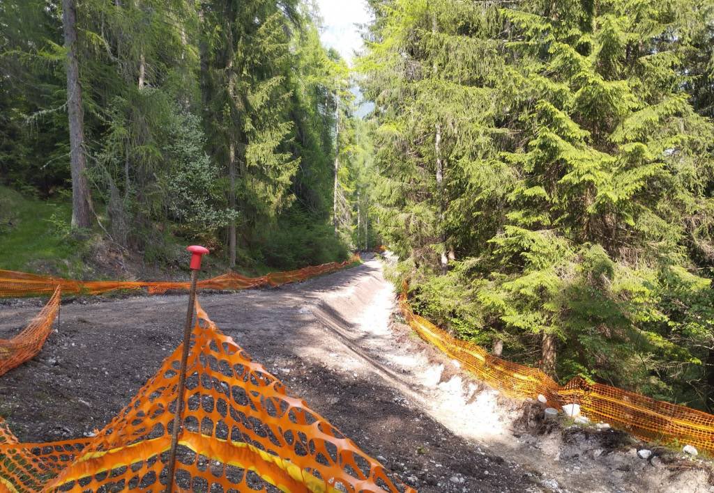 Cortina: stamattina prima delle 6 hanno cominciato ad abbattere i larici e gli abeti secolari per realizzare la pista da bob voluta da Zaia e Salvini. 
Nessun cantiere aperto per le olimpiadi invernali, è il primo.😡
Invano il CIO aveva suggerito piste in alternativa.
1/2