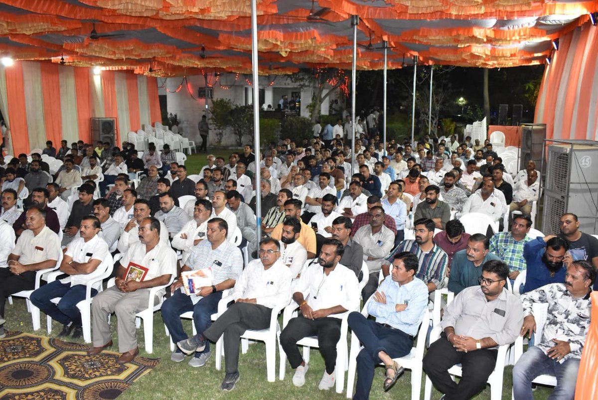 mukesh_doshi_'s tweet photo. તારીખ ૨૫ ફેબ્રુઆરી નાં રોજ પ્રધાનમંત્રીશ્રી નરેન્દ્રભાઇ મોદી સાહેબ રાજકોટ ખાતે પધારવાના છે ત્યારે મેયર બંગલો ખાતે વિવિધ સમાજ, ચેમ્બર અને વિવિધ એસોસિયેશન  નાં આગેવાનો, શ્રેષ્ઠીઓને તેમના પરિવારજનો, મિત્રો સાથે  સભા માં બહોળી સંખ્યામાં પધારવા માટે આમંત્રણ પાઠવ્યું.#BJPMukeshDoshi https://t.co/ntUkrNP8Cn