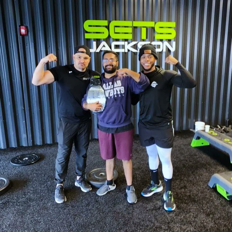 NRMedia50's tweet photo. Photo Credit 📹 our friend Meagan Guzman

Great workout today with coach Rodney Griffin and Anthony Kapasakis live at Sets Jackson today with a 5 minute bike competition against the other locations @TheRock 💯👍💪🔥🔥🔥🚀🚀🚀 #NRMedia #SetsJackson #SetsBuilt #GymVsGym https://t.co/QC4i1DtUsJ