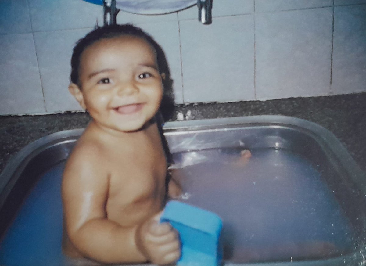 Floren_cast's tweet photo. Viendo fotos de mi hermano bebe me puse a llorar como marrana, de cómo un bebito tan inocente e inofensivo paso todo lo que pasó culpa de una familia, un padre, que no valoro la familia que tenía. 
Mira esa cositaaaaaa ✨ ahora este pendejo cumple 18 https://t.co/bPzuvvaXZy
