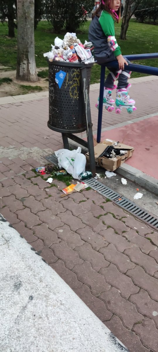 leooo82's tweet photo. @Lineamadrid por favor, podrían solicitar que se recoja la basura de las papeleras de las pistas de patinaje de Antonio Machado/Dehesa de la villa? Gracias https://t.co/H2526OPF7P