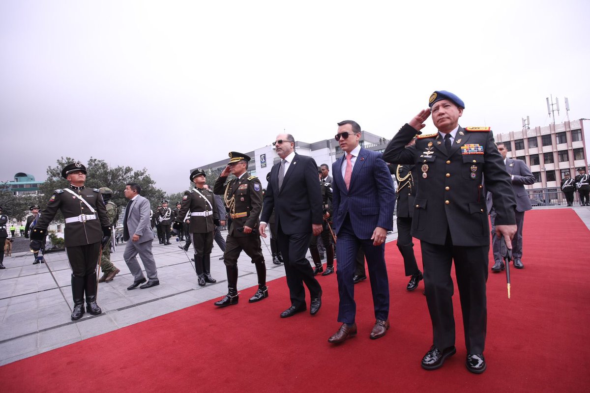 achanguin's tweet photo. Acompañamos a nuestro Presidente @DanielNoboaOk, en la Ceremonia de #RelevoDeGuardia de la Escolta Legislativa en la @AsambleaEcuador, acto solemne en el que los señores servidores policiales recibieron la noble responsabilidad de velar por la seguridad de este poder del Estado. https://t.co/cV3UYhPDR1
