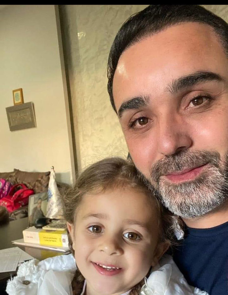 NourAhmadba's tweet photo. (كتب الاستاذ حسن الدُّر): بُكرا ما في "أمل"
بكرا ما في مدرسة
ما في "صباح الخير" يا عمّو
بكرا ما في "صوّرني" وبعتها لـ "بابا"
بكرا ما في ابتسامة بريئة ولا "هاي فايف"

أمل ما بتشبه حدا
أمل متل الحلم متل النّدى
بكرا الحزن كبير بوسع المدى 

والله خسارة يا عمّو💔
#أمل_الدر https://t.co/ccy42LAjuT