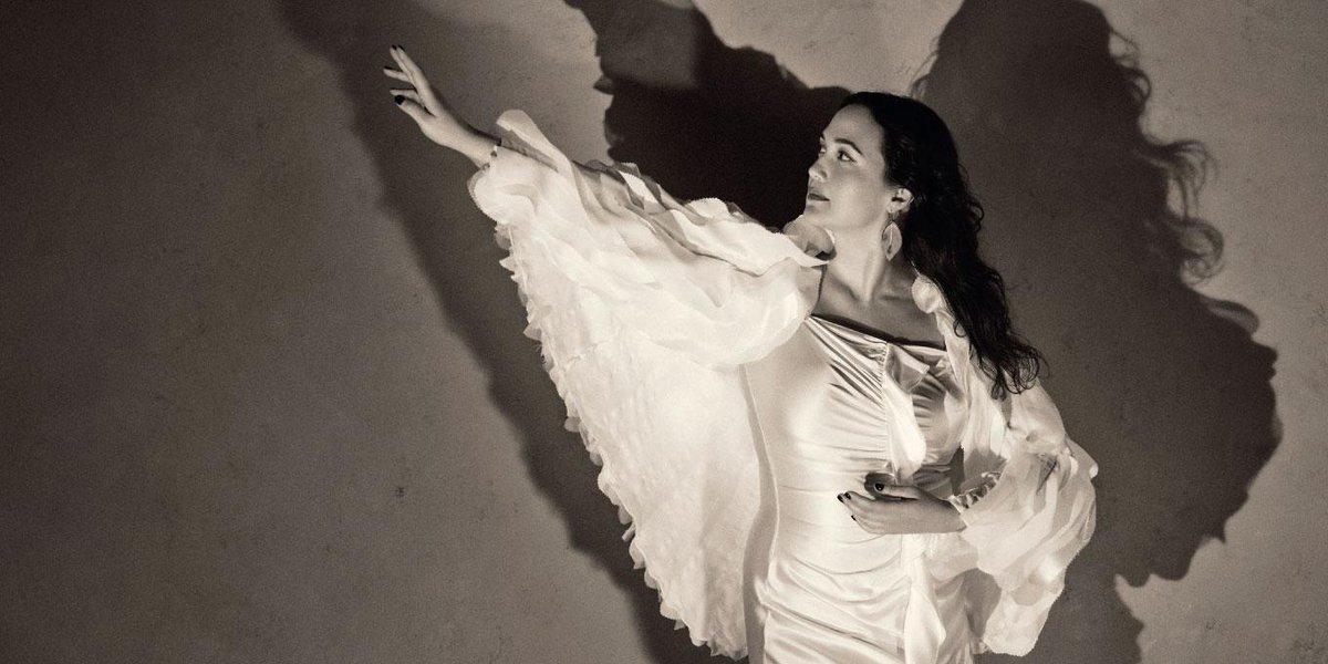 A closer look at the Lily Gladstone interview for ELLE Canada's March issue, on newsstands Monday, February 19. ellecanada.com/culture/lily-g…