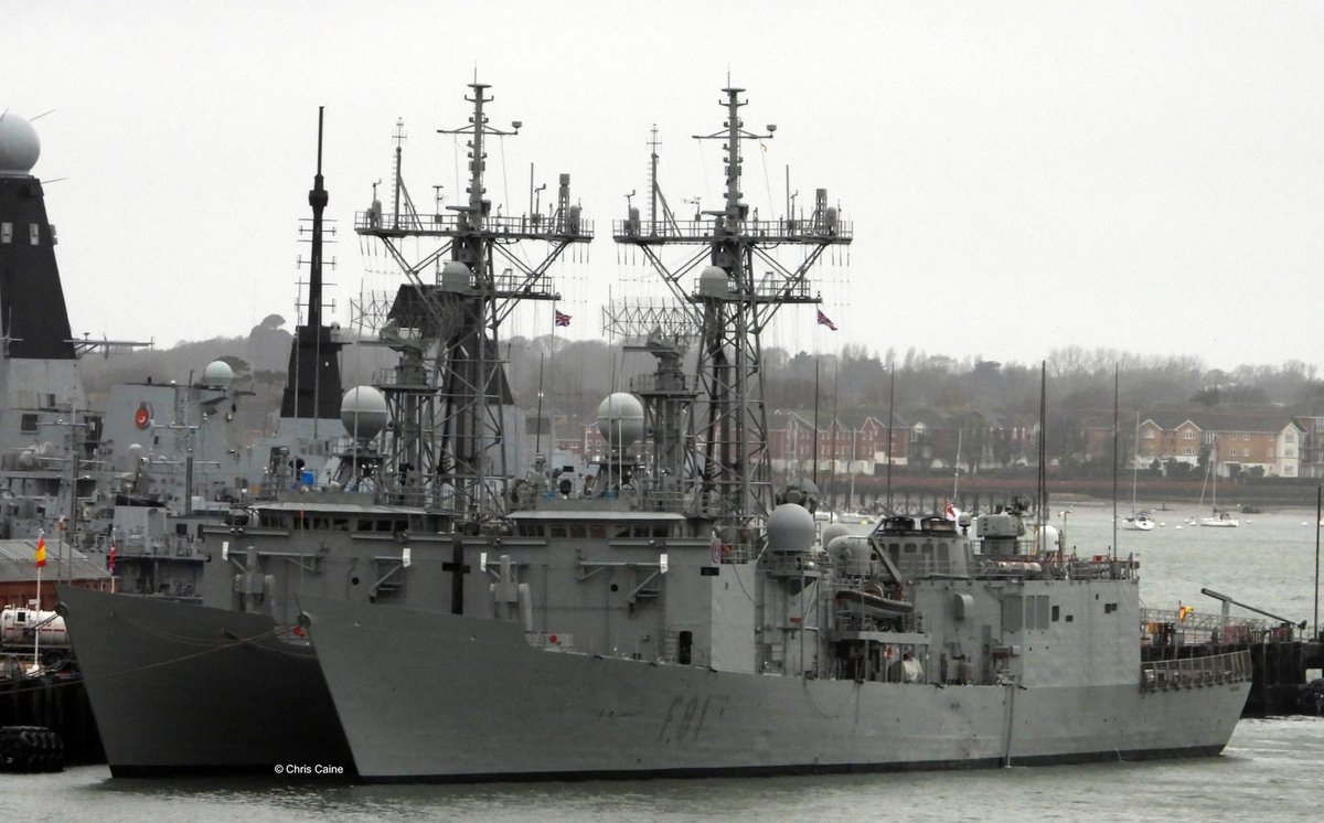 SPS Reina Sofia and SPS Santa Maria alongside @HMNBPortsmouth today. @NavyLookout @WarshipCam @Armada_esp @CNPics @MISPhotography_ @SouthCoastPhot4