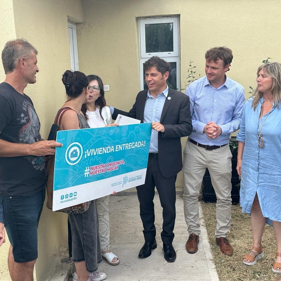 hernanralinqueo's tweet photo. Garantizar derechos es una manda constitucional que el Gobernador @Kicillofok está decidido a cumplir a pesar del brutal ajuste del Gobierno de Milei.

Lo acompañé a él y al Intendente @MaximilianoWes4 en la entrega de viviendas a familias de Olavarría. https://t.co/g3UAsHPRNU