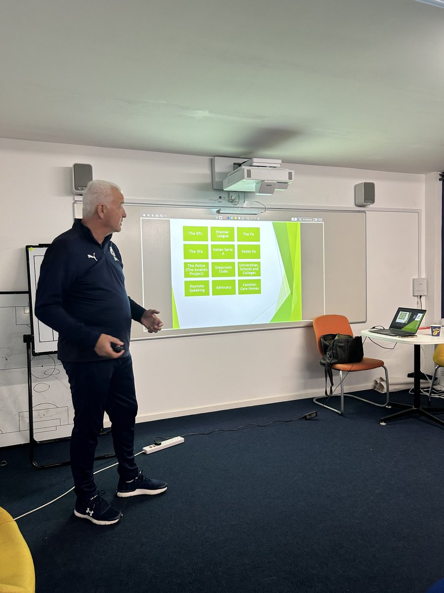 Oxford Utd today thank you James Constable Head of Player Care and all the fantastic youngsters who were so polite and curtious! It was a real pleasure. @LFEonline @OUFCOfficial 
#safeguarding 
#safeguardinginsport