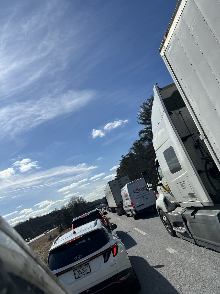 TMMYwntrs's tweet photo. @WBZTraffic 495 is a parking lot https://t.co/O3VEpblCp2