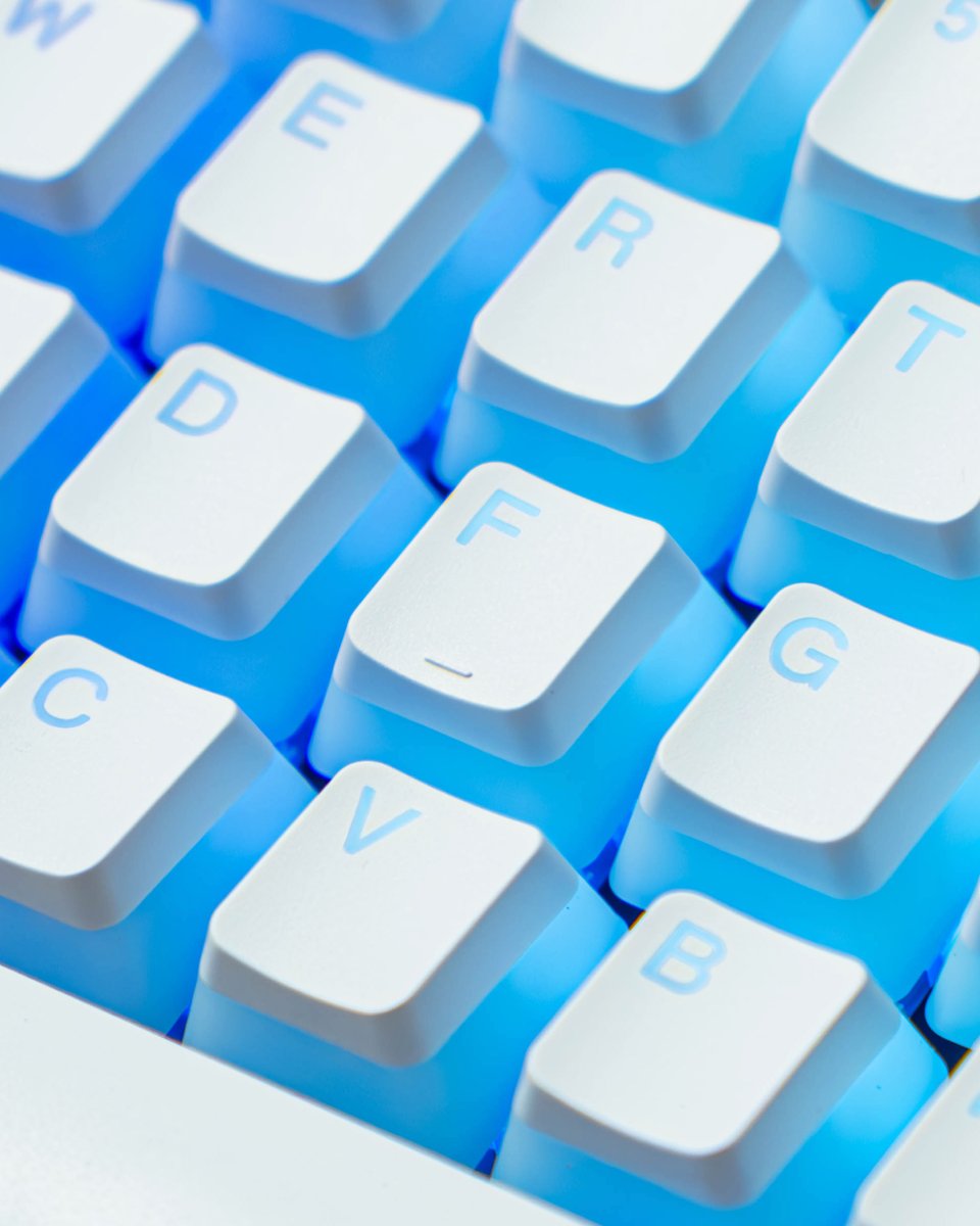 MountainGGlobal's tweet photo. With pudding-style translucent side walls, your keyboard’s RGB performance is about to get supercharged.Allowing for more light to pass through and ensuring an even distribution, Snow Keycaps are going to set your desk on fire. Or ice 🤣🤣

#gamingpc #gamingkeyboard #pckeyboard https://t.co/IvWlWO1a2a