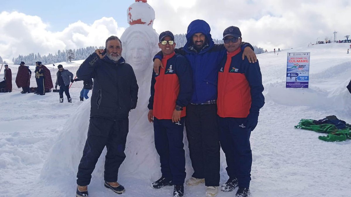 rather_afroz's tweet photo. @JJM_JK Athletes and Tourists enjoying the selfies with sculpture's and praising the achievements in JJM https://t.co/uwRwmqWOY8