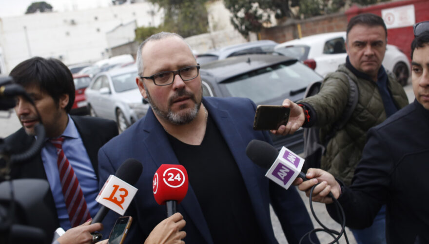 thecliniccl's tweet photo. Sebastián Dávalos retoma demanda contra Canal 13 por Yerko Puchento: 

Pide reparaciones por injurias que superan los $3.000 millones.

» https://t.co/wdvo0TpJxz