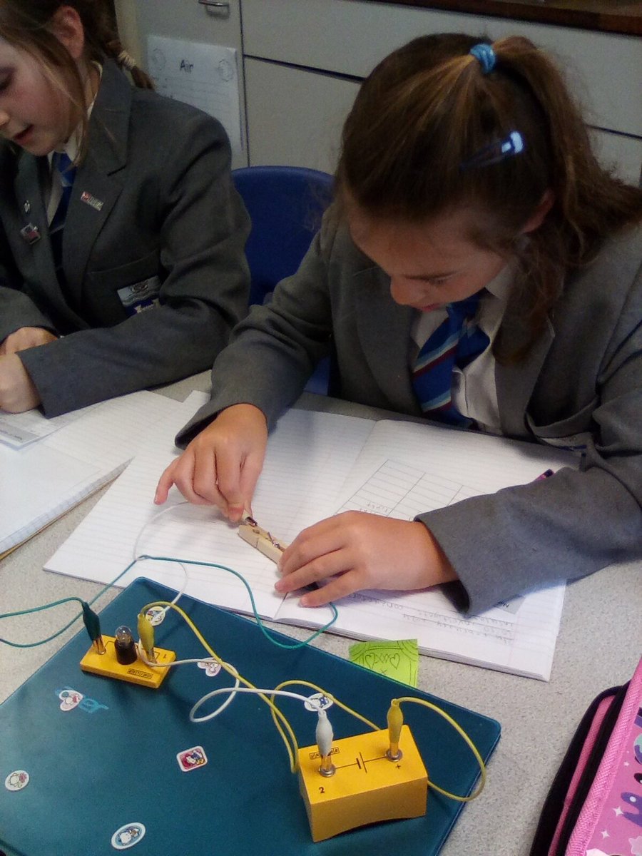SgsYear4's tweet photo. Which materials are conductors and which are insulators?  Year 4 have been finding out this afternoon! ⚡ #SGSScience #SGSPrep https://t.co/qJLmB0FWoe