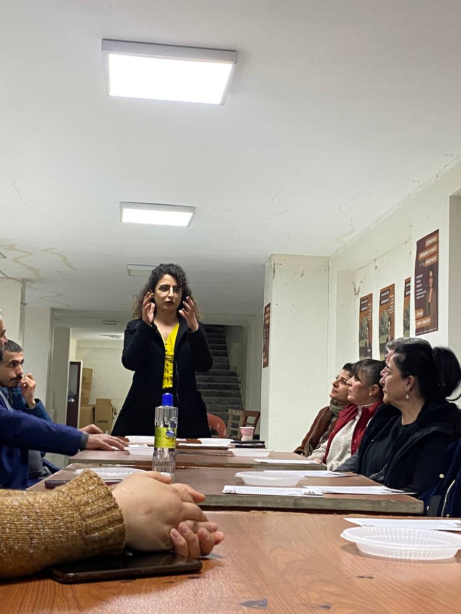 CaglaCemali_KKB's tweet photo. 🔵Merkez seçim büromuzda seçim gönüllülerimizle beraber yaptığımız toplantılarla çalışmalarımıza devam ediyoruz.

Gönüllülerimizle beraber kuracağımız mahalle meclislerimizin ilk adımını atıyoruz. Çalışmalarımıza katılabilir, birimlerimize dahil olabilirsin.

Depremde seferber olanlar; yönetebiliriz!
🔹Sosyal medya hesaplarından veya telefon numarasından bize ulaşın:
📞0501 0707 331

#OylarÇağlaCemaliye
#Samandağ