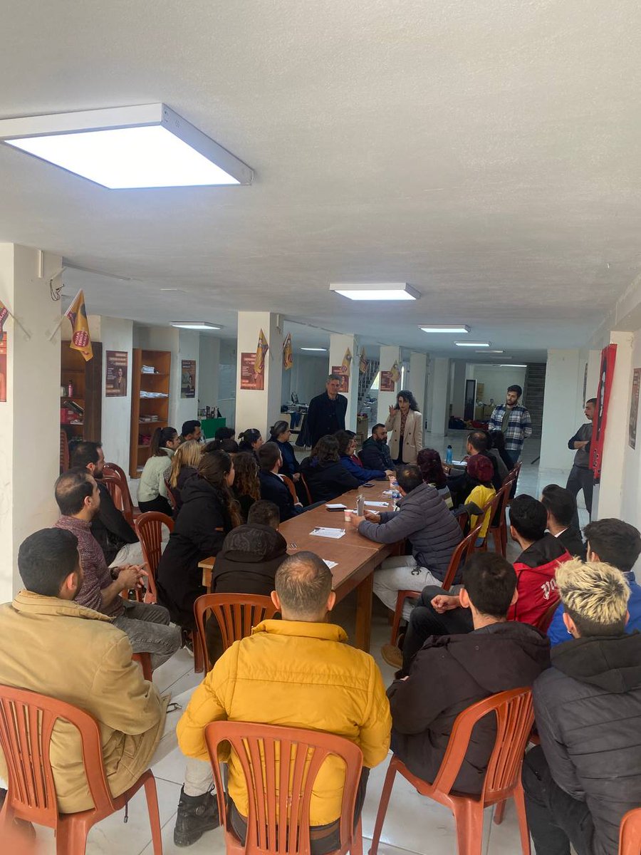 CaglaCemali_KKB's tweet photo. 🔵Merkez seçim büromuzda seçim gönüllülerimizle beraber yaptığımız toplantılarla çalışmalarımıza devam ediyoruz.

Gönüllülerimizle beraber kuracağımız mahalle meclislerimizin ilk adımını atıyoruz. Çalışmalarımıza katılabilir, birimlerimize dahil olabilirsin.

Depremde seferber olanlar; yönetebiliriz!
🔹Sosyal medya hesaplarından veya telefon numarasından bize ulaşın:
📞0501 0707 331

#OylarÇağlaCemaliye
#Samandağ