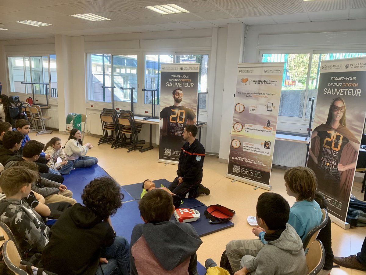🗓️semaine de la citoyenneté
Au Clg <a href="/CassinTourrette/">CollègeCassin_Tourrette</a> en présence de Monsieur <a href="/Bgasiglia/">Bertrand Gasiglia</a> les classes de Niçois ont appris à réagir face à un arrêt cardiaque avec en cadeau un livret pedagogique en Niçois. 
👏 à ces nouveaux @BonSamaritainFr prets à agir avant l’arrivée des secours