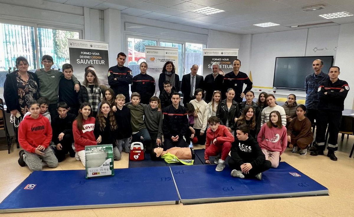 DefibrillaTHOR's tweet photo. 🗓️semaine de la citoyenneté
Au Clg @CassinTourrette en présence de Monsieur @Bgasiglia les classes de Niçois ont appris à réagir face à un arrêt cardiaque avec en cadeau un livret pedagogique en Niçois. 
👏 à ces nouveaux @BonSamaritainFr prets à agir avant l’arrivée des secours https://t.co/NBIxUTxx7J