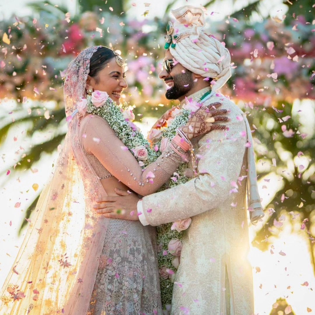 HitssEntertain's tweet photo. Congratulations to the newlyweds @Rakulpreet&amp; @jackkybhagnani forever starts today ♥️🫶

#jackkybhagnani #rakulpreetsingh #abdonobhagna-ni #married #couplegoals #bollywood #actor #wedding #hitssentertainment https://t.co/MNUpZrV4As