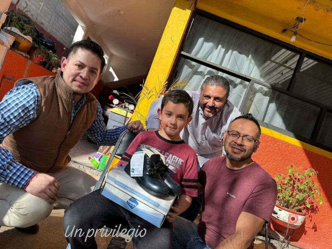 interteban's tweet image. La Vida es Maravillosa si no se le tiene miedo

En el fantástico Municipio de #Jilotzingo Octavio Mayén  entregamos zapatos ortopedicos a niñas y niños, saludamos con mucho afecto a mamás y papás que asistieron.

Gracias Colibrí A.C. 

Excelente y bendecido miércoles 🙏🤗