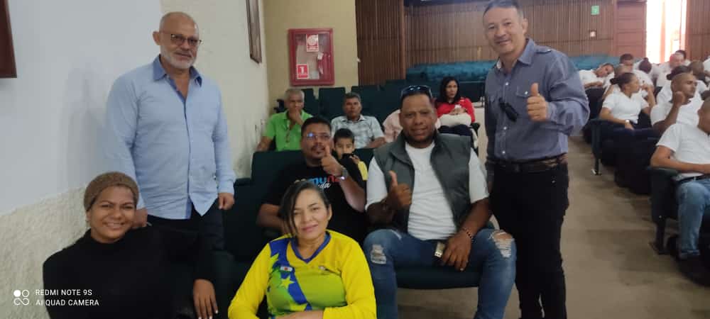 SomosUnem's tweet photo. #AlDía 📚|| La UTGUBarinas participó en una actividad cívico-militar, con la finalidad de brindar aportes para la defensa de la soberanía educativa📝 por medio de diversas investigaciones que impulsan el desarrollo, los conocimientos y el trabajo en equipo de los #Unemistas. https://t.co/QBWdsELYL4