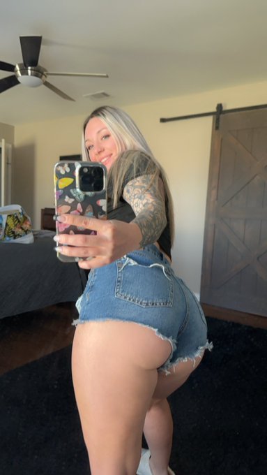 Hump day 🤪 https://t.co/raIfZhK7sV