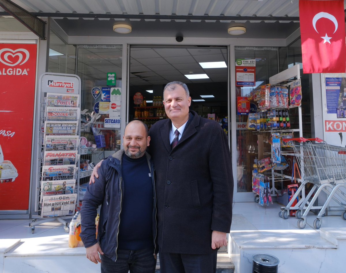 Bakkallar ve Bayiler Odası Başkanı Hüseyin Vuran’ı işyerinde ziyaret ettik.

Kırk yıllık hatrı olan Türk kahvesi ikramını yudumlarken şehrimizin aydınlık yarınlarına olan inancımızla sohbettik. 

Derdi Tire, sevdası Tire olan tüm dostlarımıza selam olsun…

#Enİyisi #AtakanDuran