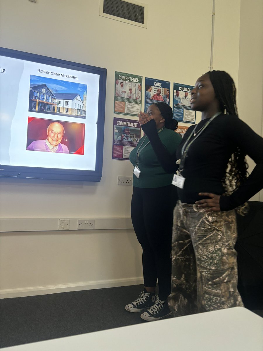 SCoate88150's tweet photo. Applying knowledge to practice Yr12.  #Purpose #Integrity @NUSASixthForm @OfficialNUSA https://t.co/YDf4JpYRVs