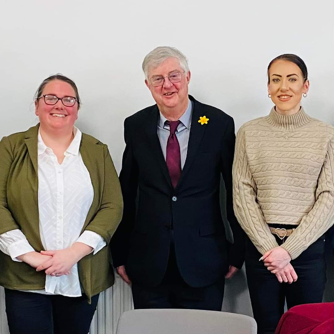 Sam_Perthyn's tweet photo. Heddiw cawsom gwrdd â’n Prif Weinidog, Mark Drakeford i drafod yr heriau y mae ein cymunedau’n eu hwynebu gyda thai, a thrafod gwaith y Tîm Cymunedau yn Creu Cartrefi a Phrosiect Perthyn sy’n cefnogi ein cymunedau.
@Cwmpas_Coop  #perthyn #prifweinidog @CCLHCymru @KathGriffiths2 https://t.co/clX1yFxQ1w