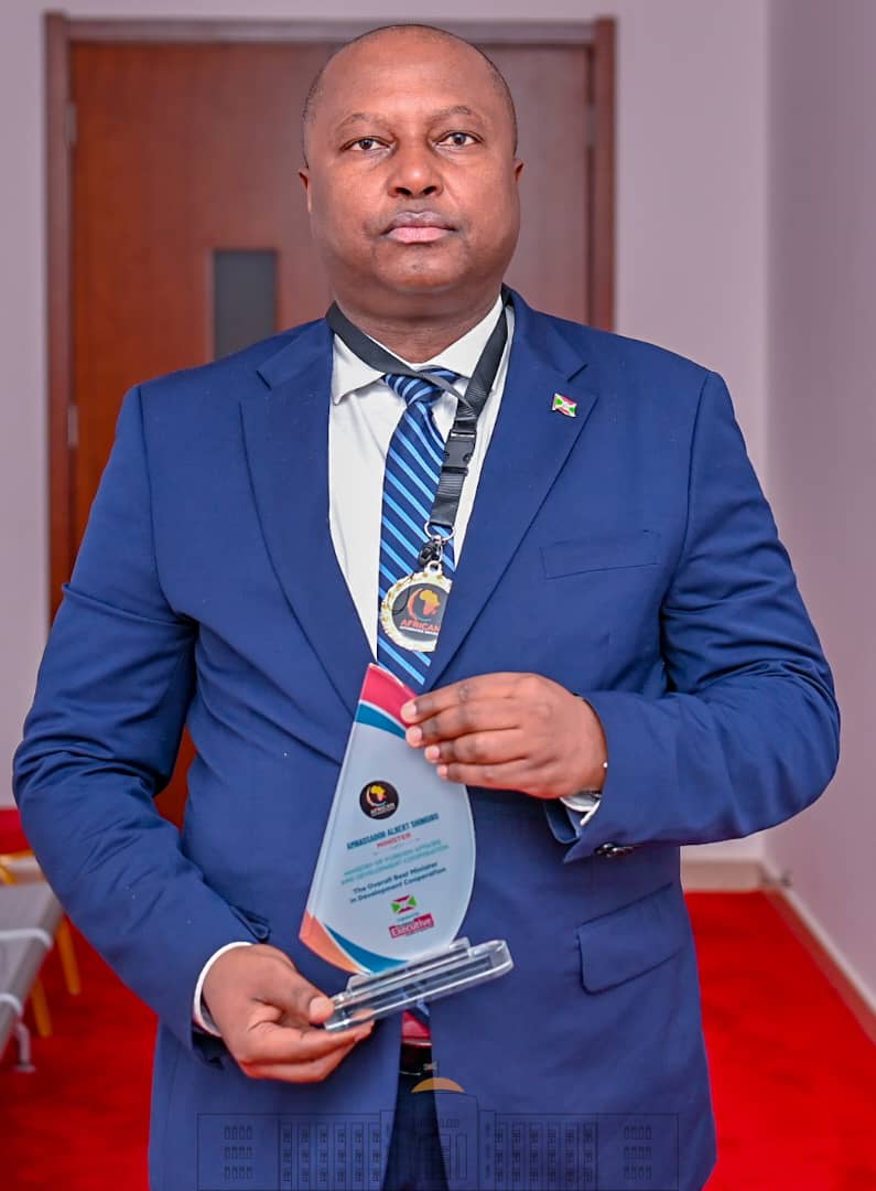 NiyubahweSonia's tweet photo. Chaleureuses félicitations à M.le Ministre!C'est vraiment un privilège d'avoir eu l'opportunité de travailler pour S.E Amb. @AShingiro,meilleur Ministre de la coopération au dévelop't en Afrique! Avec lui,le travail n'est jamais fastidieux mais toujours un apprentissage agréable! https://t.co/loYckagJIB