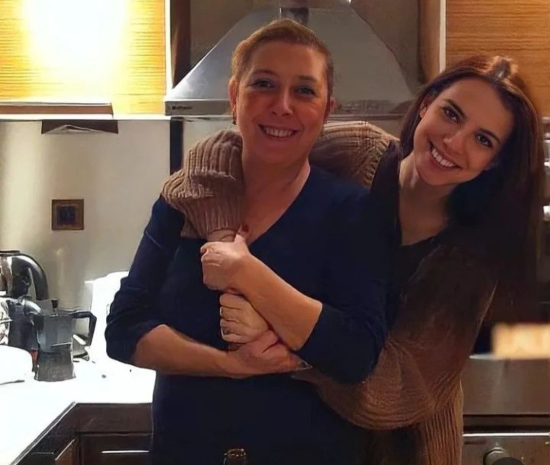 Selen Soyder'in annesini kaybetmenin büyük üzüntüsü içindeyiz selenist ailesi olarak başımız sağlolsun mekanı cennet olsun inşallah Allah rahmet eylesin nur icinde yatsin cennetin en güzel yerinde oldugunu biliyorum 🙏🕊😥

#selensoyder 
#laledevri
#KendiDüşenAğlamaz