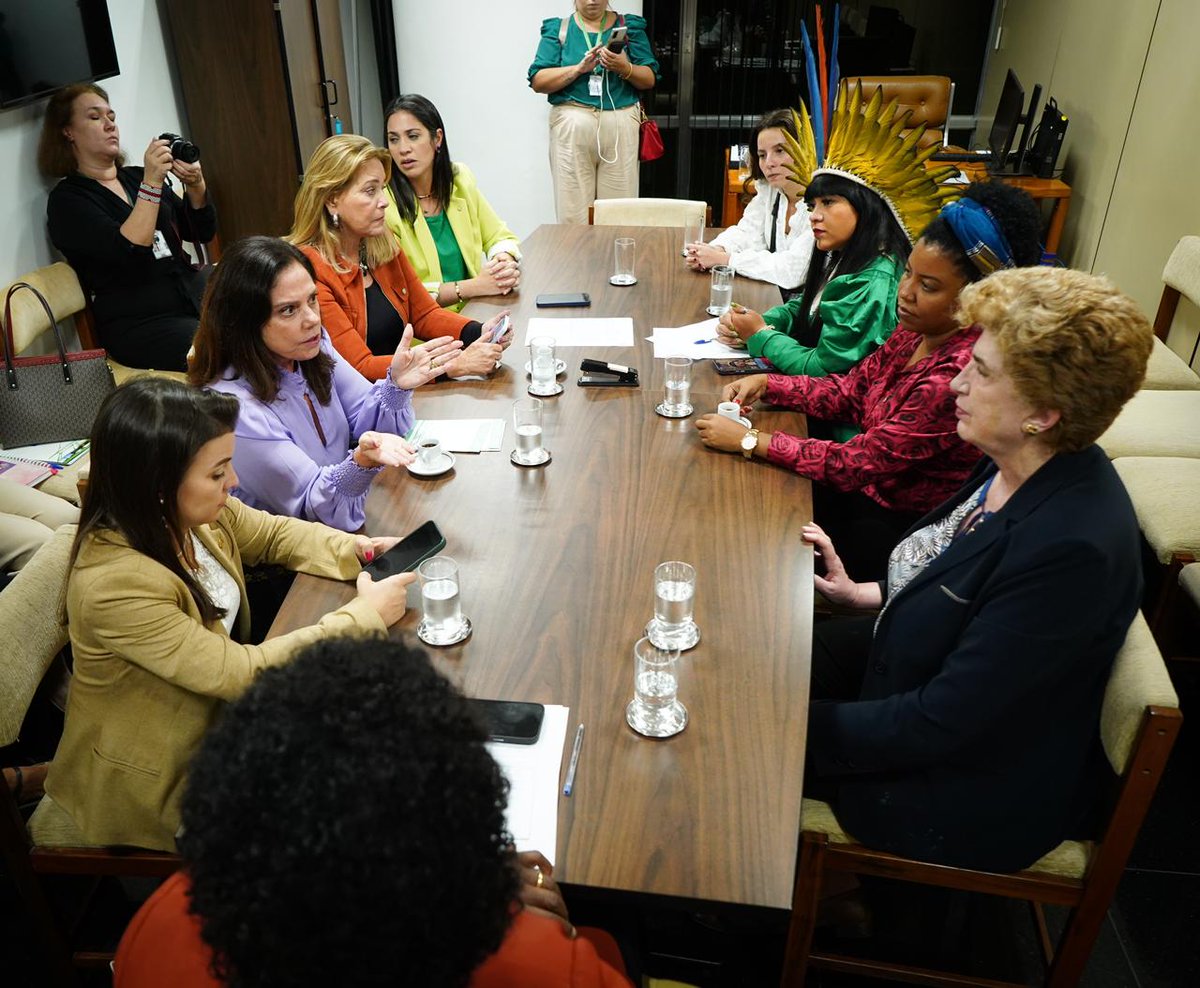 Hoje a Presidente da <a href="/c_mulher/">CMulher</a>, dep. <a href="/ledaborgesm/">Lêda Borges</a>, participou de um encontro entre representantes da Bancada Feminina e Maria João Rodrigues, acadêmica e política portuguesa. Na reunião, a Presidente falou do trabalho desenvolvido pela Comissão no ano de 2023.

Foto: Pablo Vieira