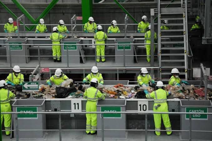 Claudiashein's tweet photo. Queremos que México sea una potencia en el cuidado del medio ambiente, como lo es la Ciudad de México. Un ejemplo son las dos plantas de más de 200 toneladas diarias de reciclamiento de basura inorgánica, las más grandes y modernas de América Latina. https://t.co/tGqe9vSh9r