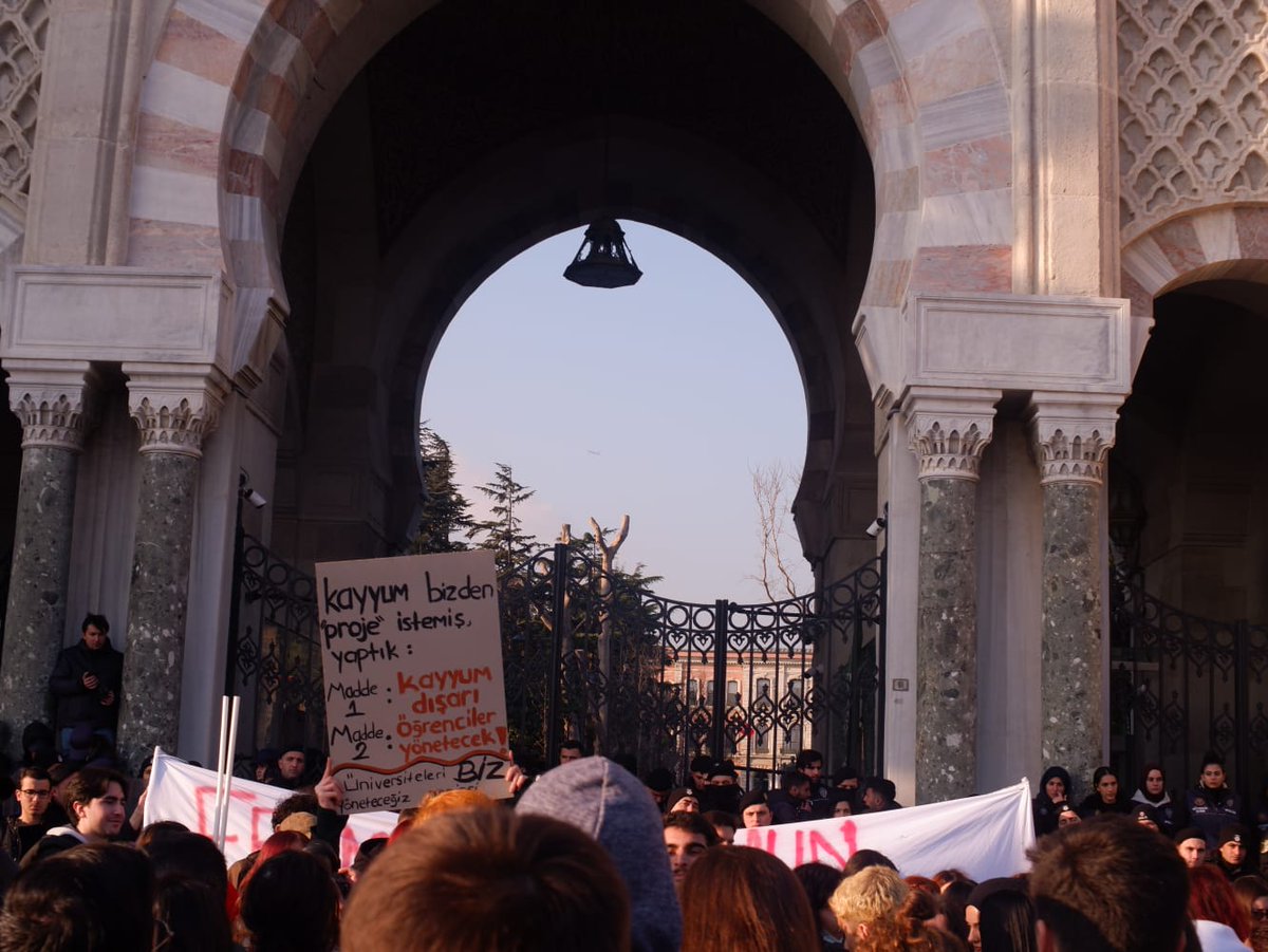 iudayanismasi's tweet photo. Dün direndik, bugün direndik yarın da direneceğiz!

Yarın 14.00'da Havuzlu Bahçede buluşup İstanbul Üniversitesi Meclisini kurmak için yan yana geliyoruz.

Yaşasın öğrenci dayanışması!

#BeyazıttaNöbetteyiz https://t.co/V0Smss5uj1