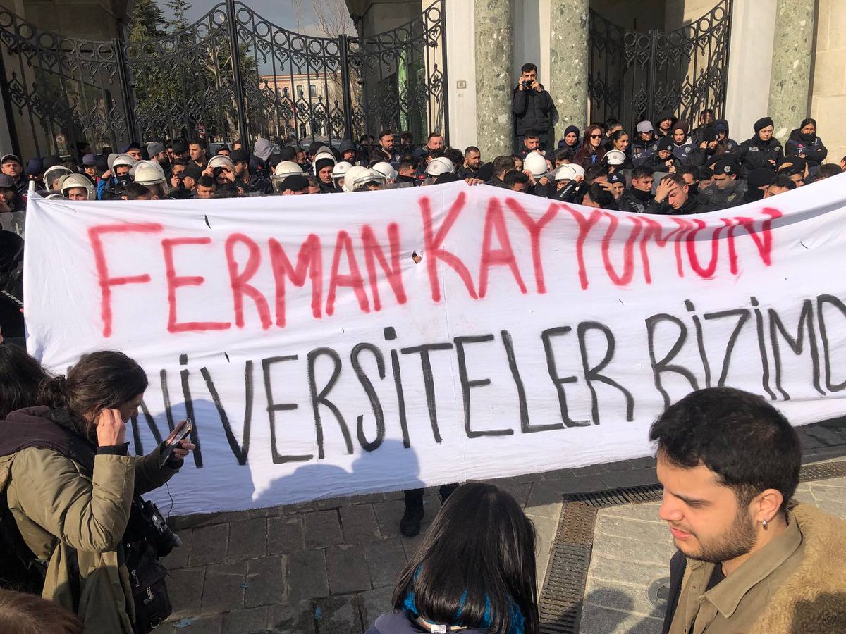 iudayanismasi's tweet photo. Dün direndik, bugün direndik yarın da direneceğiz!

Yarın 14.00'da Havuzlu Bahçede buluşup İstanbul Üniversitesi Meclisini kurmak için yan yana geliyoruz.

Yaşasın öğrenci dayanışması!

#BeyazıttaNöbetteyiz https://t.co/V0Smss5uj1